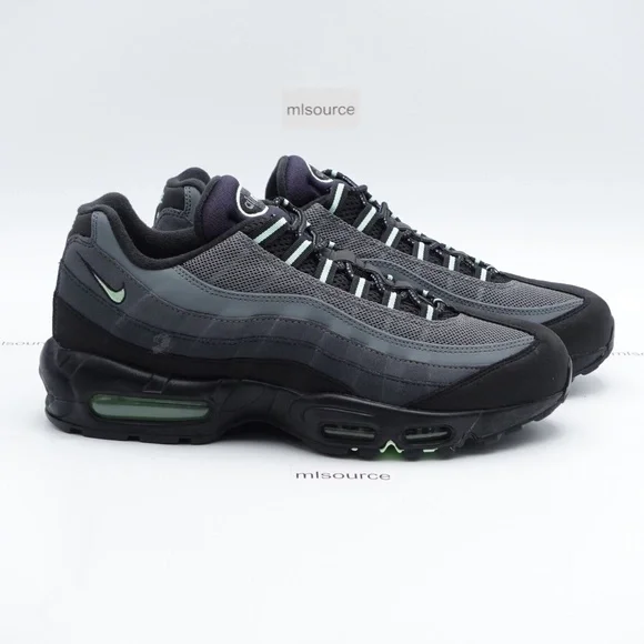 NEW Size 10 Men's Nike Air Max 95 Sneaker HM0622-001 Black/Vapor Green